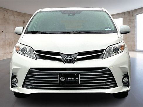 Used 2019 Toyota Sienna XLE Premium image 2