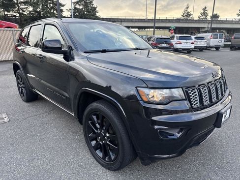 Used 2018 Jeep Grand Cherokee Altitude image 3