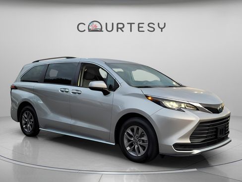 Certified 2023 Toyota Sienna LE image 7