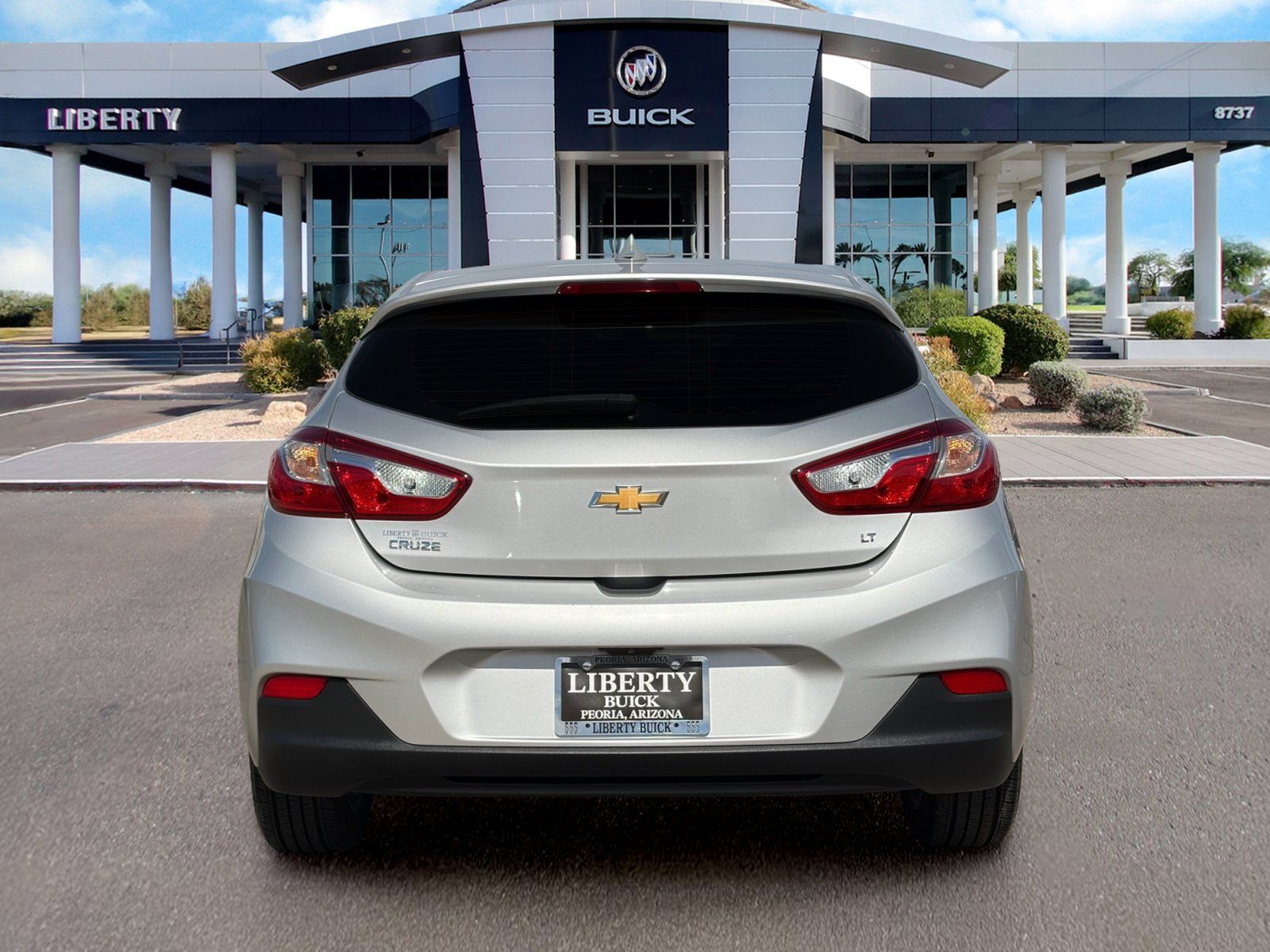 Used 2018 Chevrolet Cruze LT w/ Sun And Sound Package FWD image 9