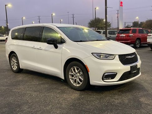 Used 2025 Chrysler Pacifica Select image 3