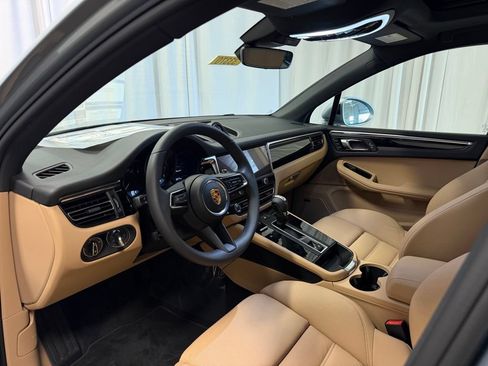 Certified 2026 Porsche Macan AWD/4WD image 4
