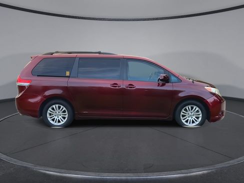Used 2013 Toyota Sienna XLE FWD image 9