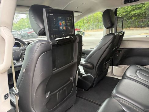 Used 2018 Chrysler Pacifica Touring-L Plus FWD image 19