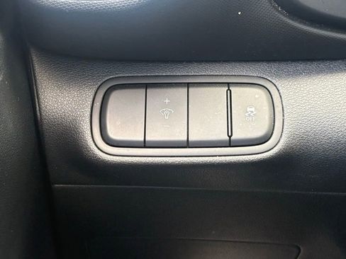 Used 2023 Hyundai Venue Limited FWD image 25