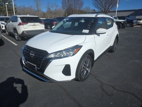 Used 2024 Nissan Kicks SV image 3