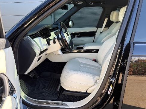 Used 2025 Land Rover Range Rover Autobiography AWD/4WD image 9