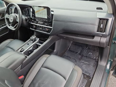 Used 2025 Nissan Pathfinder SL AWD/4WD image 34