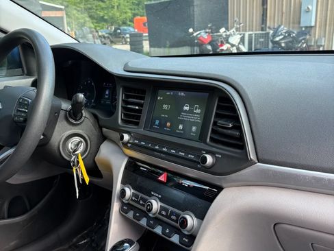 Used 2020 Hyundai Elantra SEL FWD image 34