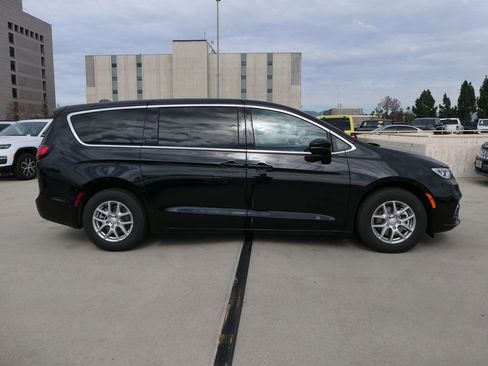 New 2026 Chrysler Pacifica Select image 2