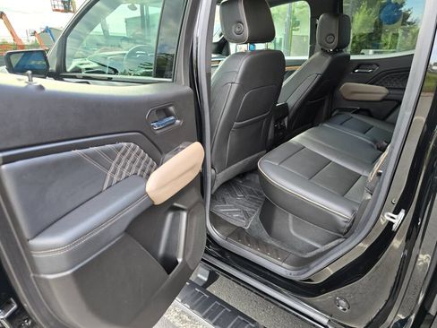 Used 2023 GMC Canyon Denali w/ Denali Black Edition AWD/4WD image 12