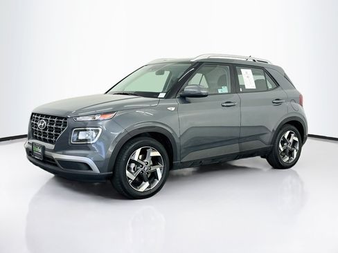 Used 2025 Hyundai Venue SEL FWD image 3