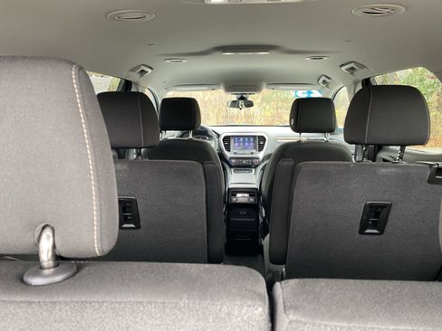 Used 2023 GMC Acadia SLE image 13