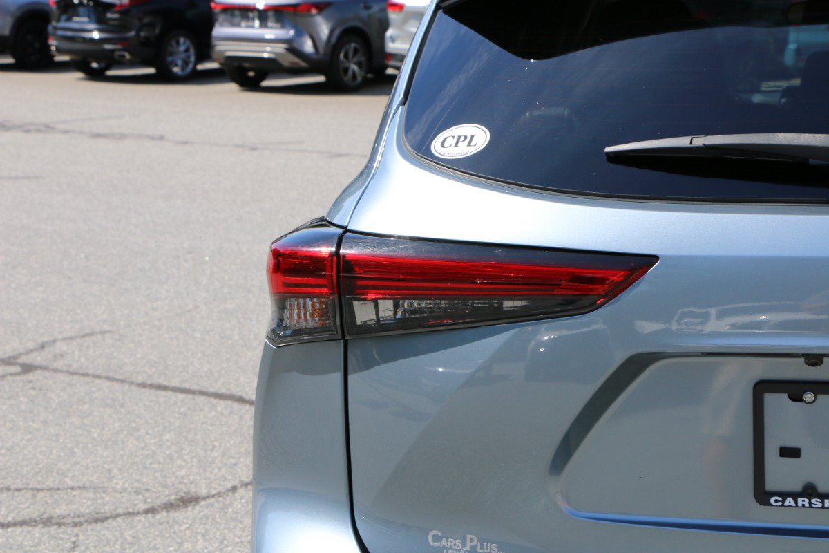 Used 2022 Toyota Highlander LE FWD image 6