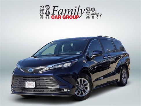 Used 2025 Toyota Sienna XLE image 1