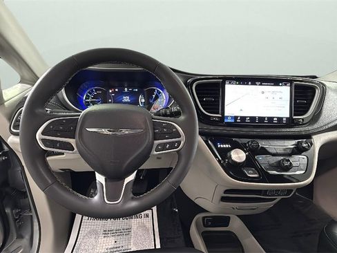 Used 2024 Chrysler Pacifica Select image 19