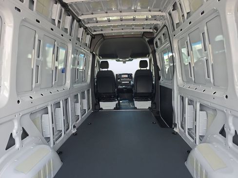 Used 2025 Mercedes-Benz Sprinter 2500 image 28