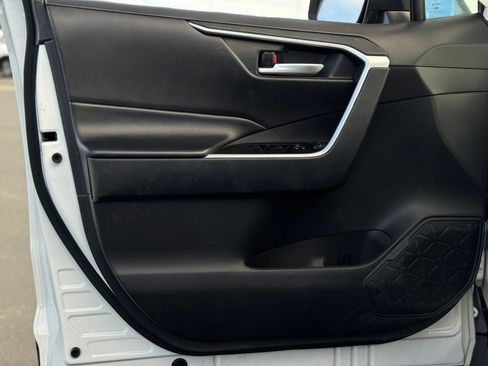 Used 2025 Toyota RAV4 XLE AWD/4WD image 12