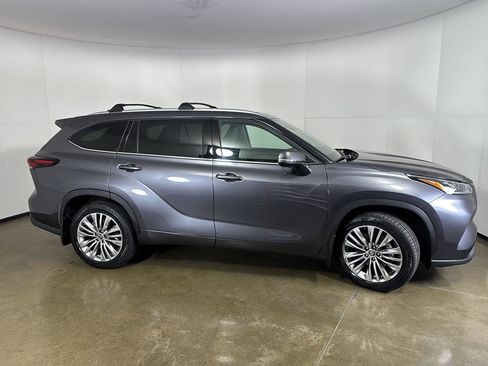 Used 2024 Toyota Highlander Platinum image 7