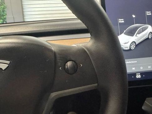 Used 2020 Tesla Model Y Long Range image 18