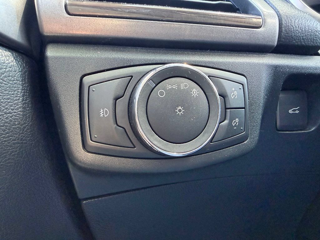 Used 2017 Ford Fusion SE w/ Fusion SE Technology Package FWD image 45