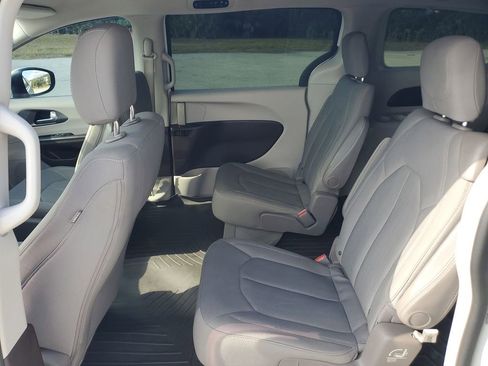 Used 2019 Chrysler Pacifica LX image 23
