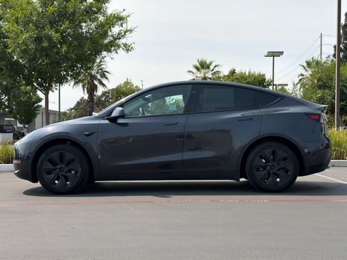 Used 2024 Tesla Model Y Long Range RWD image 9