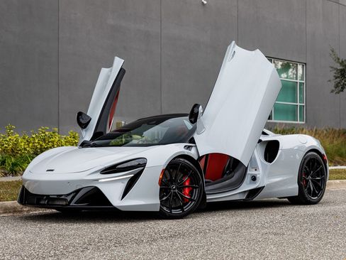 Used 2025 McLaren Artura Spider image 23