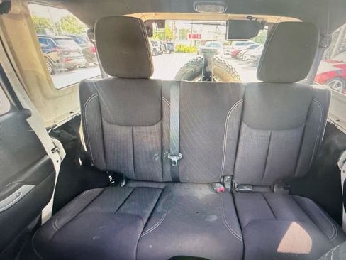 Used 2014 Jeep Wrangler Unlimited Rubicon AWD/4WD image 13