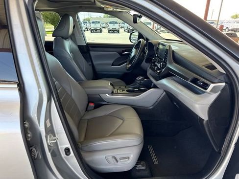 Used 2021 Toyota Highlander XLE FWD image 11