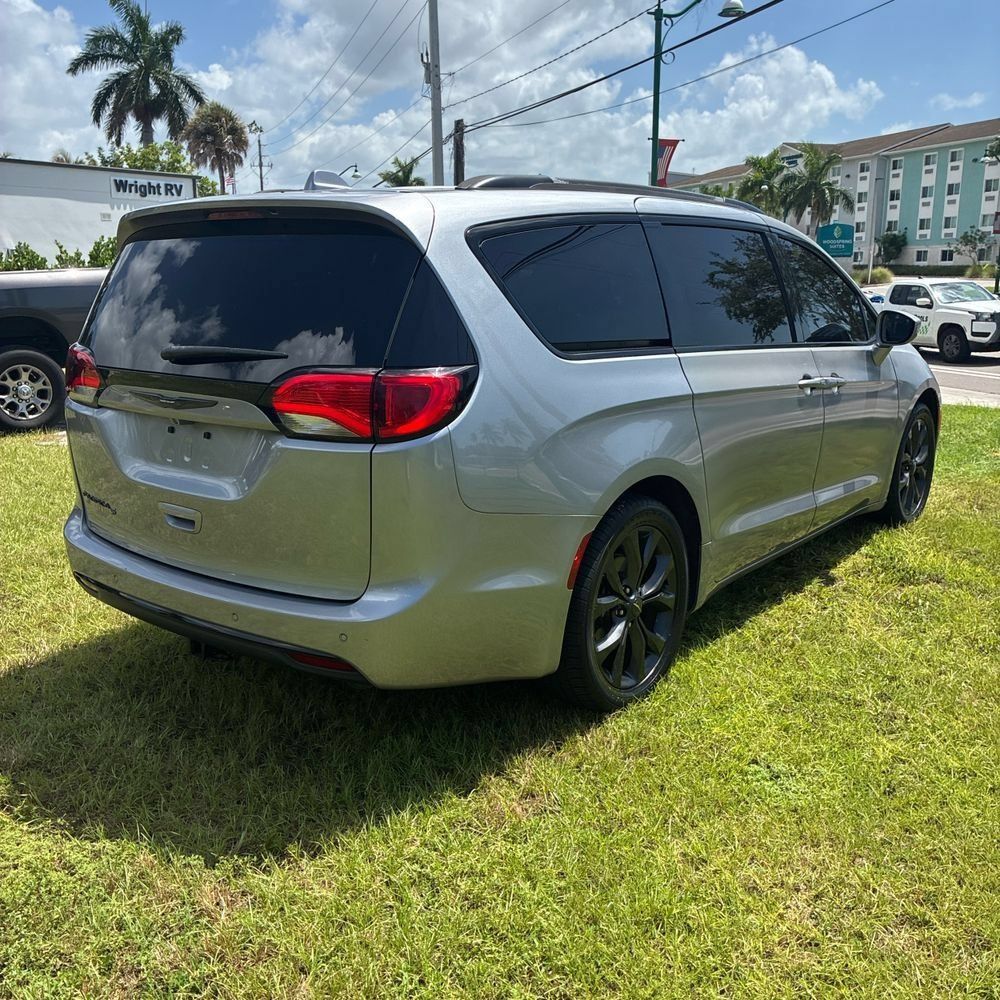 Used 2020 Chrysler Pacifica Touring-L Plus FWD image 3