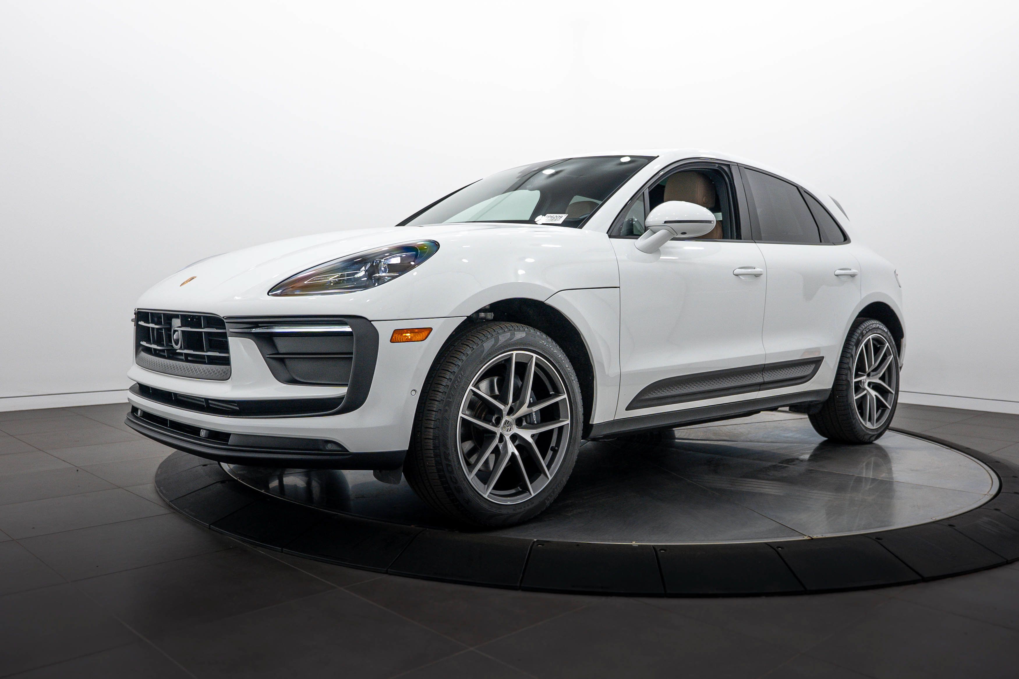 Certified 2023 Porsche Macan AWD/4WD image 1