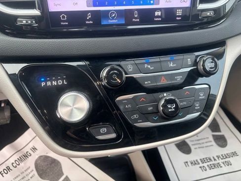 Used 2024 Chrysler Pacifica Touring-L image 10