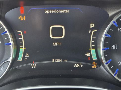 Used 2018 Chrysler Pacifica Limited w/ Tire & Wheel Group FWD image 17