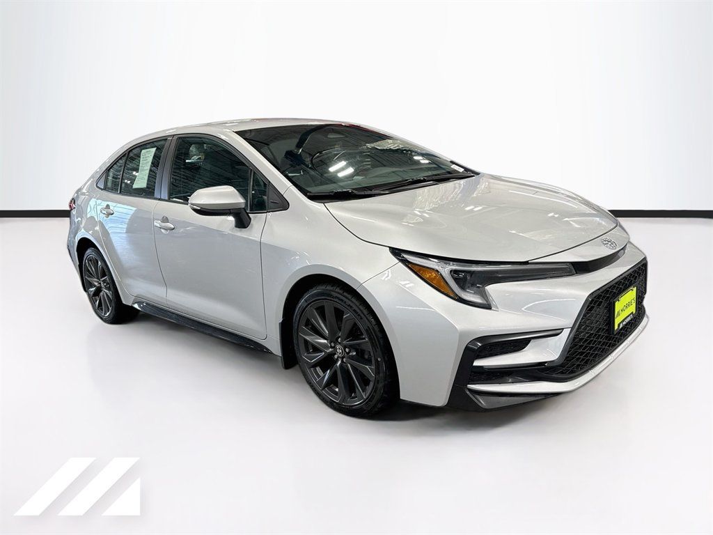 Used 2023 Toyota Corolla SE w/ Carpet Mat Package (TMS) FWD image 3