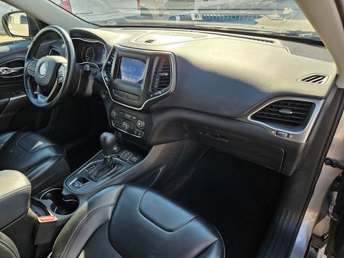 Used 2019 Jeep Cherokee Latitude Plus AWD/4WD image 31