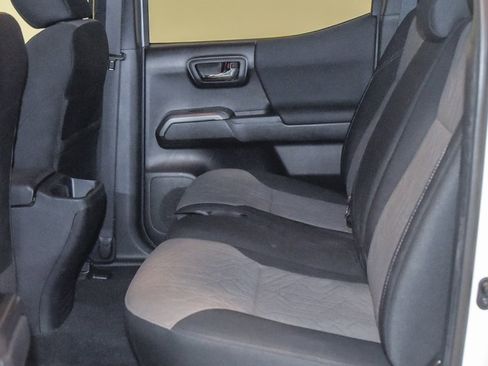 Used 2022 Toyota Tacoma TRD Sport image 4