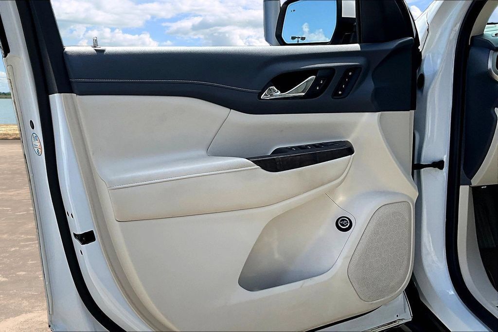 Used 2020 GMC Acadia Denali w/ Technology Package FWD image 20