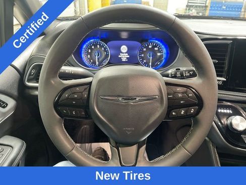 Certified 2025 Chrysler Pacifica Limited image 14