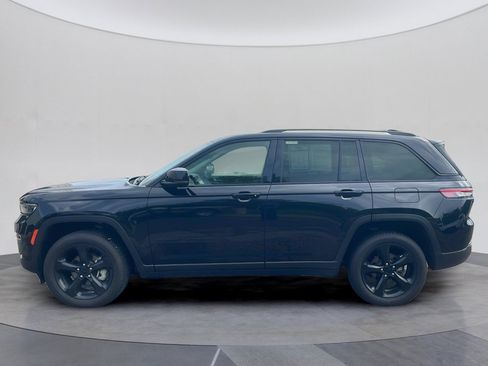Used 2023 Jeep Grand Cherokee Limited w/ Black Appearance Package AWD/4WD image 10