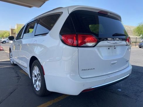 Used 2020 Chrysler Pacifica Limited image 2
