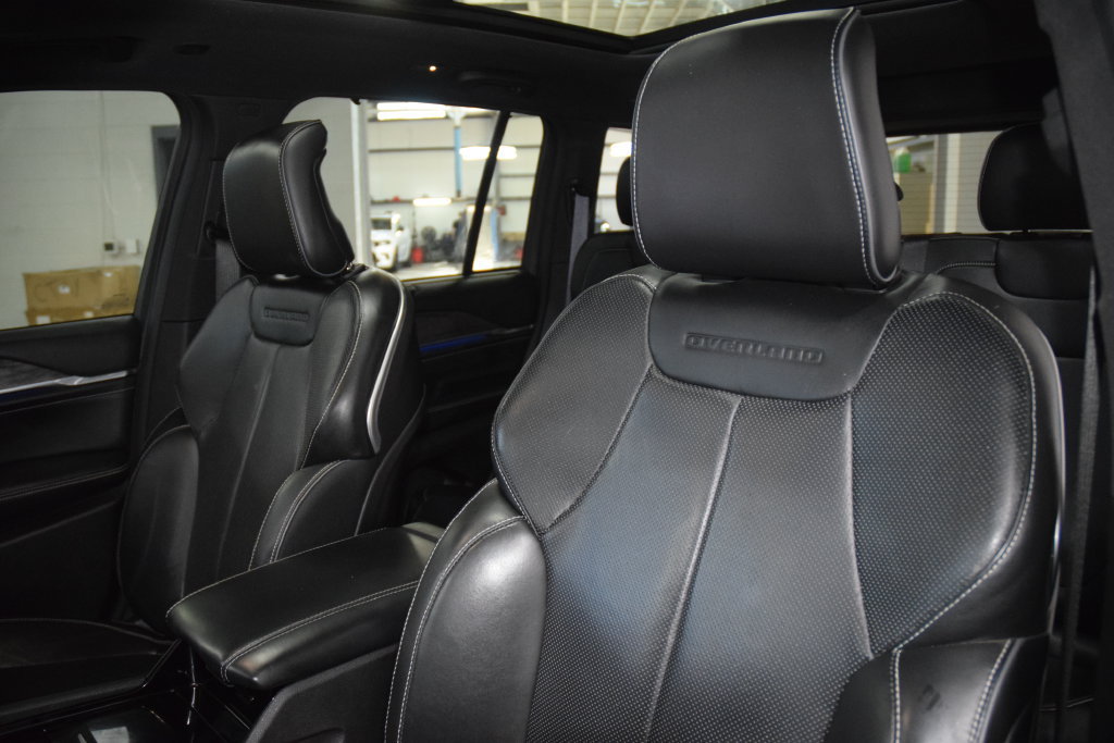 Used 2022 Jeep Grand Cherokee Overland w/ Luxury Tech Group IV AWD/4WD image 43
