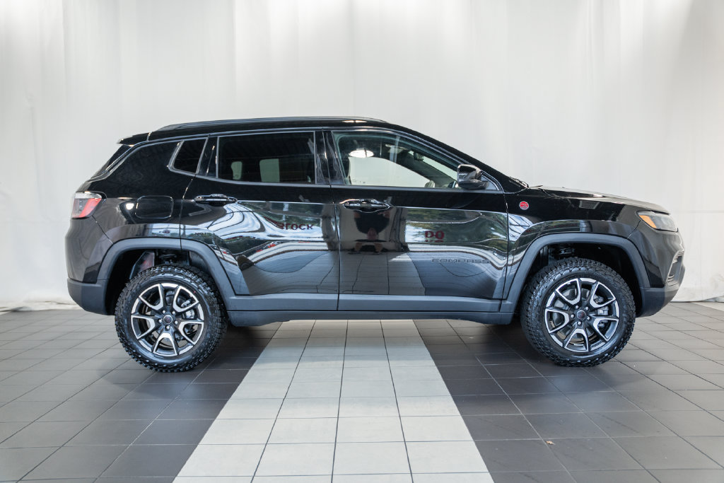 Certified 2025 Jeep Compass Trailhawk AWD/4WD image 3