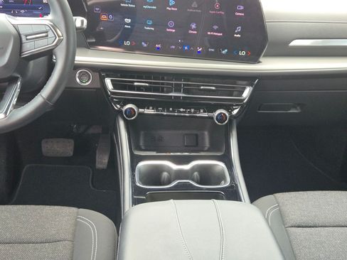 Used 2025 Chevrolet Traverse LT w/ Driver Confidence Package FWD image 18