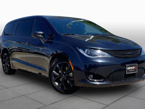 Used 2020 Chrysler Pacifica Touring w/ S Appearance Package FWD image 3