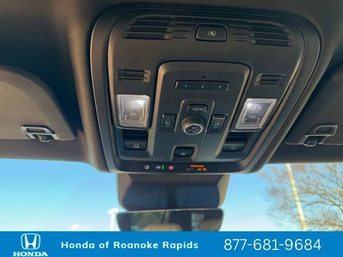 Used 2024 Cadillac Escalade Premium Luxury image 37