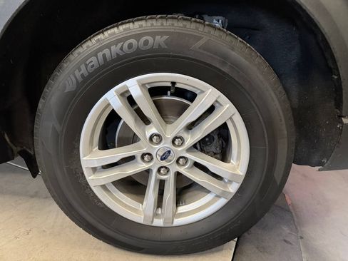 Used 2023 Ford Explorer XLT w/ Equipment Group 202A AWD/4WD image 26