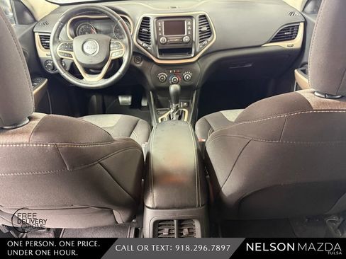Used 2017 Jeep Cherokee Sport FWD image 33