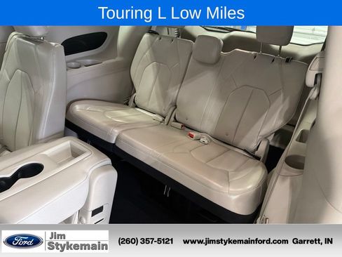 Used 2017 Chrysler Pacifica Touring-L w/ Tire & Wheel Group FWD image 35