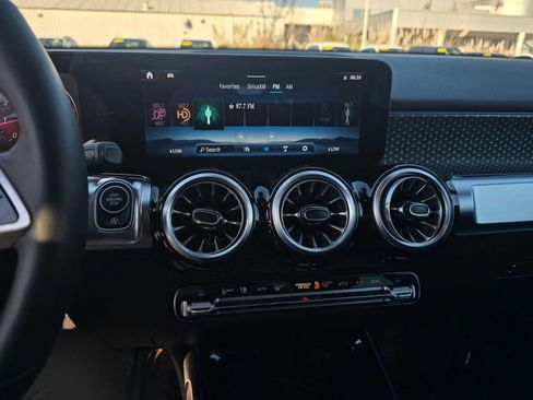 Used 2025 Mercedes-Benz GLB 250 4MATIC image 27